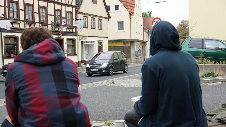 Patrick Köhler und Lorenz Mohr auf ihrem Posten in der Bahnhofstraße.Foto: Arkadius Guzy