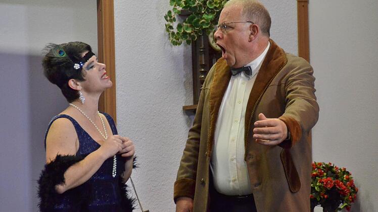 Die kokette Lili Leiser (Evi Kaiser) versetzt hier Moritz Krause (Ewald Metz) in Aufregung.  Foto: Kathrin Kupka-Hahn