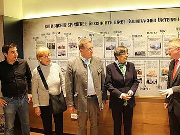 Martin Pöhner (rechts) hat die Historie der Spinnerei in einer Ausstellung zusammengefasst. Interessierte Zuhörer bei der Eröffnung am Mittwoch waren (von links) Johannes Müller vom Architekturbüro H2M, Annegret Kühne, Oberbürgermeister Henry Schramm und Regierungspräsidentin Heidrun Piwernetz.