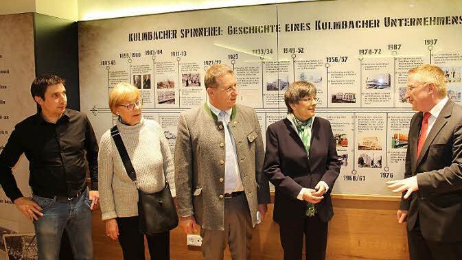 Martin Pöhner (rechts) hat die Historie der Spinnerei in einer Ausstellung zusammengefasst. Interessierte Zuhörer bei der Eröffnung am Mittwoch waren (von links) Johannes Müller vom Architekturbüro H2M, Annegret Kühne, Oberbürgermeister Henry Schramm und Regierungspräsidentin Heidrun Piwernetz.