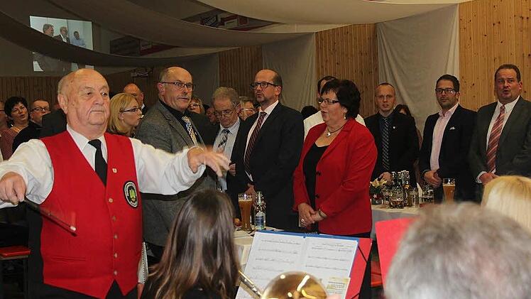 Bei der Verabschiedung von Bürgermeister Klaus Löffler mit Dirigent Ferdinand Schmidt  Foto: Veronika Schadeck