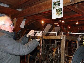 Georg Rammensee an einer seiner 55 historischen Turmuhren. Die älteste stammt von 1470.  Foto: Petra Malbrich