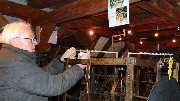 Georg Rammensee an einer seiner 55 historischen Turmuhren. Die älteste stammt von 1470.  Foto: Petra Malbrich