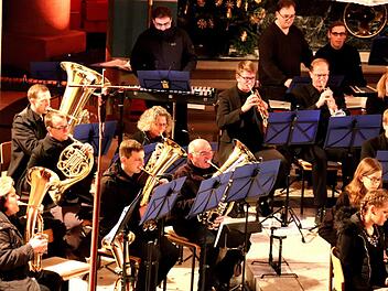 Vorweihnachtliche Stimmung verbreiteten die Adelsdorfer Musikanten mit bekannten und weniger berühmten Liedern.  Foto: Johanna Blum