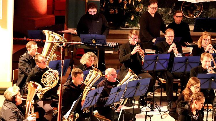 Vorweihnachtliche Stimmung verbreiteten die Adelsdorfer Musikanten mit bekannten und weniger berühmten Liedern.  Foto: Johanna Blum