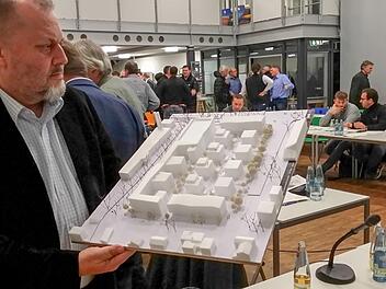 Dieses Bild mit Symbolcharakter entstand im November: Während Architekt Thomas Lemberger sein Modell für die Jahn-Bebauung  präsentiert, sind die Stadträte damit beschäftigt sich von den Strapazen dieser siebenstündigen Sondersitzung zu erholen. Foto: Archiv/Andreas Oswald