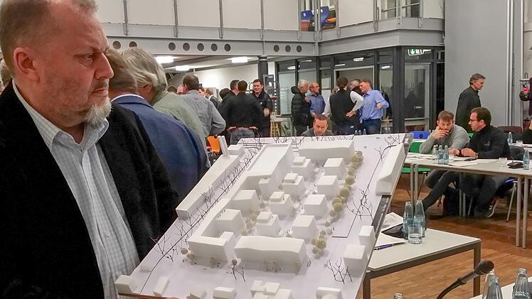 Dieses Bild mit Symbolcharakter entstand im November: Während Architekt Thomas Lemberger sein Modell für die Jahn-Bebauung  präsentiert, sind die Stadträte damit beschäftigt sich von den Strapazen dieser siebenstündigen Sondersitzung zu erholen. Foto: Archiv/Andreas Oswald