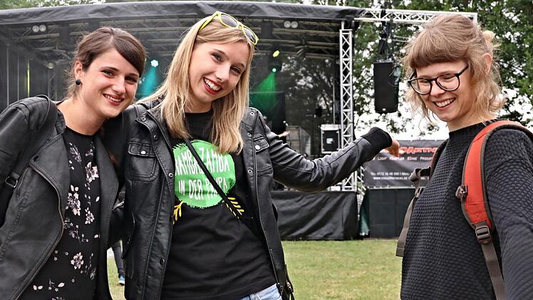 Gut drauf waren auch diese drei Mädels (von links): Sarah, Katja und Madeleine, die sich von den Rhythmen der Band anstecken ließen. Foto: Helmut Will