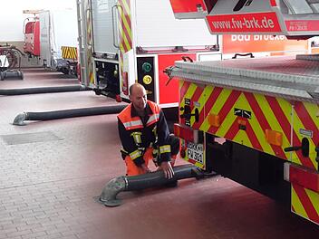 Nicht mehr zeitgemäß und zudem gesundheitsgefährdend ist die Abgasabsauganlage, die Gerätewart Sven Gerhard im Bad Brückenauer Feuerwehrhaus überprüft. Momentan gelangen Schadstoffe teilweise ungehindert in die Halle. Eine Neuinstallation ist zwingend notwendig.Rolf Pralle