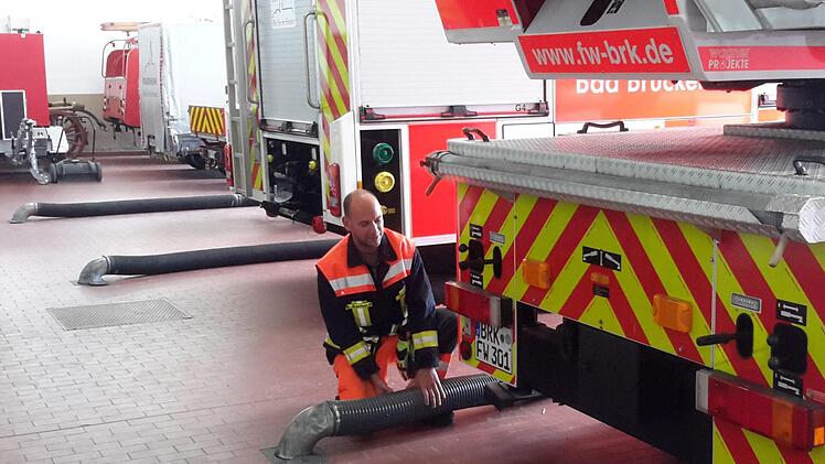Nicht mehr zeitgemäß und zudem gesundheitsgefährdend ist die Abgasabsauganlage, die Gerätewart Sven Gerhard im Bad Brückenauer Feuerwehrhaus überprüft. Momentan gelangen Schadstoffe teilweise ungehindert in die Halle. Eine Neuinstallation ist zwingend notwendig.Rolf Pralle