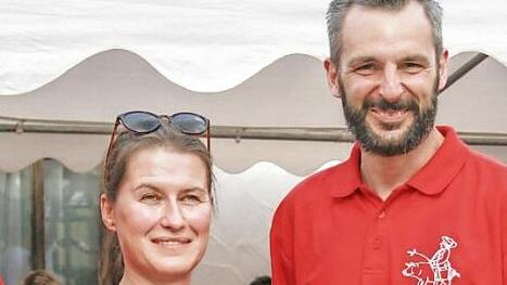 Bürgermeisterin Christiane Meyer überreicht Thorsten Götz symbolisch den Schlüssel für das Bürgerzentrum Breitenbach.  Foto: Andreas Hofbauer