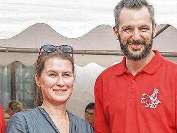 Bürgermeisterin Christiane Meyer überreicht Thorsten Götz symbolisch den Schlüssel für das Bürgerzentrum Breitenbach.  Foto: Andreas Hofbauer