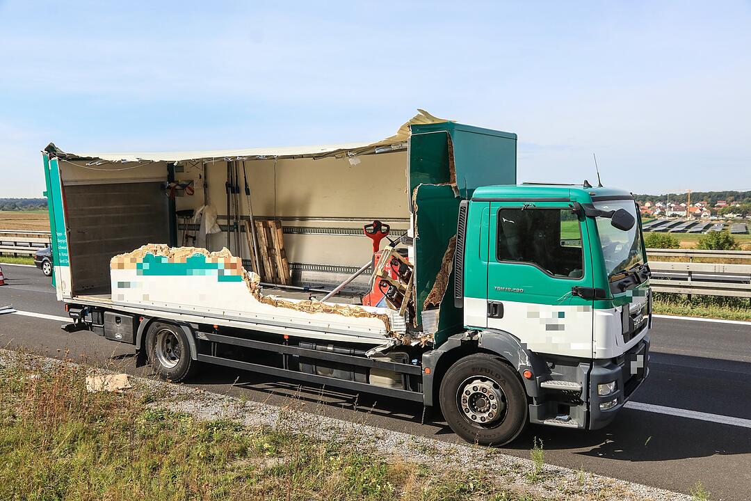 Schwerer Unfall A71: Lkw-Fahrer lebensgefährlich verletzt