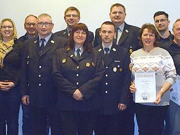 Der neue Vorstand der Feuerwehr Wallenfels mit den Männern und Frauen, die für langjährige Mitgliedschaft geehrt wurden. Foto: Susanne Deuerling
