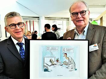 Sparkassen-Vorstand Roland Friedrich (links) und Vereinsvorsitzender Dr. Reinhard Höhn eröffneten die Karikaturen-Ausstellung "Sie hat mir der Himmel geschickt".  Foto: Sigismund von Dobschütz