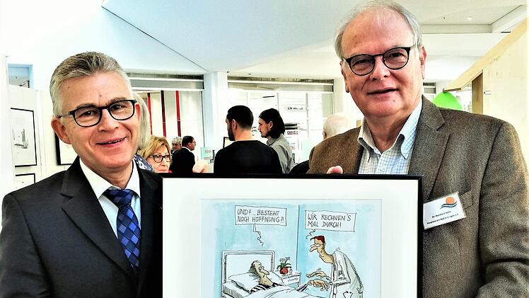 Sparkassen-Vorstand Roland Friedrich (links) und Vereinsvorsitzender Dr. Reinhard Höhn eröffneten die Karikaturen-Ausstellung "Sie hat mir der Himmel geschickt".  Foto: Sigismund von Dobschütz