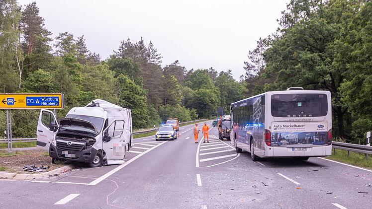 Unfall mit Bus und Kleintransporter: Acht Personen zum Teil schwer verletzt