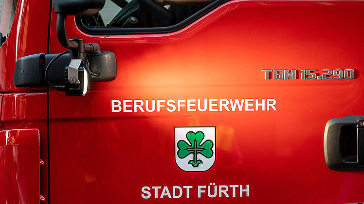 Wohnungsbrand in Mehrfamilienhaus in F&uuml;rth: Eine tote Person geborgen