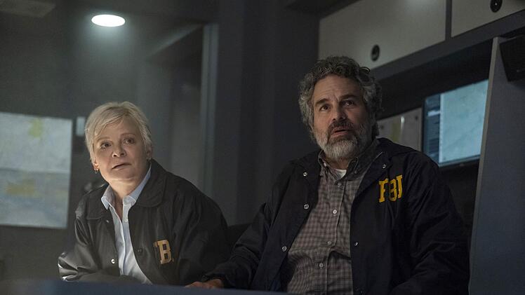 Tom (Mark Ruffalo) wird von seiner Vorgesetzten Kathleen McGinty (Martha Plimpton) aus einem etwas öden Berufsberatungs-Job des FBI in den aktiven Dienst zurückgeholt.