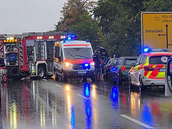 Lehrberg: Unfall auf B 13 - Fahrer verletzt und Stra&szlig;e gesperrt