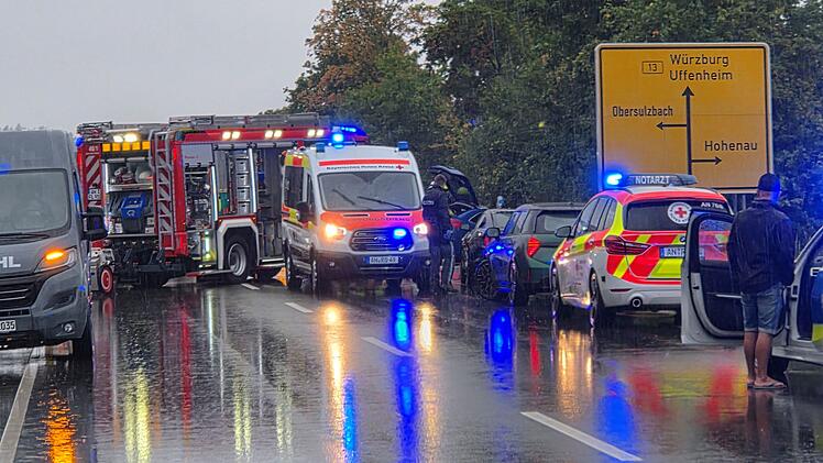 Lehrberg: Unfall auf B 13 - Fahrer verletzt und Stra&szlig;e gesperrt