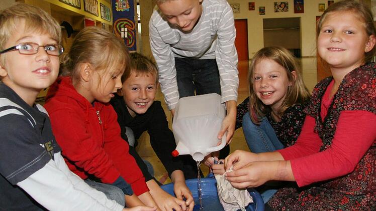 "Mit der Hand waschen macht richtig Spaß", lacht Anastasia Thomas (8, rechts). Aber wenn sie genau nachdenkt, möchte sie das dann doch nicht täglich machen. Nikita Leistner, Vanessa Becher, Hannes Lanzendorfer, Paul Beckmann sowie Nadine Kellner  jedenfalls machen mit ihr die Probe auf's Exempel. Fotos: Sonja Adam