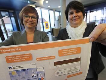 Beate Essler (l.) und Daniela Schneider haben gut lachen. Denn sie haben die neue komplizierte Iban-Nummer ihren Kunden auf die Bankkarte einstanzen lassen. Das hat nicht jede Bank, vermutlich die Raiffeisenbank Seebachgrund sogar als einziges Institut. Foto: Michael Busch
