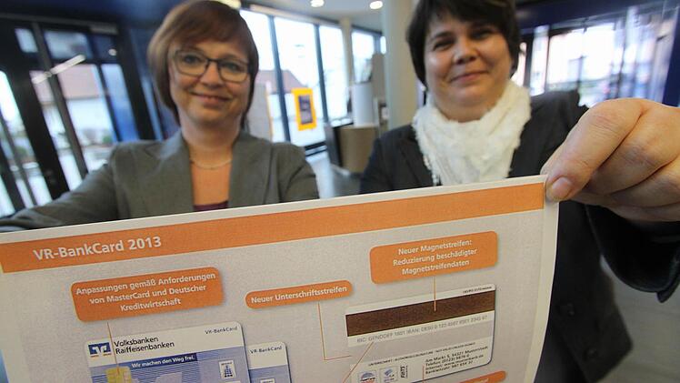 Beate Essler (l.) und Daniela Schneider haben gut lachen. Denn sie haben die neue komplizierte Iban-Nummer ihren Kunden auf die Bankkarte einstanzen lassen. Das hat nicht jede Bank, vermutlich die Raiffeisenbank Seebachgrund sogar als einziges Institut. Foto: Michael Busch