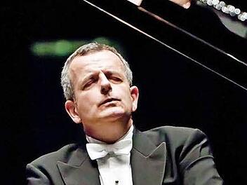 Klangzauberer: Michael Korstick am Steinway-Flügel im HUK-Foyer.  Foto: Jochen Berger