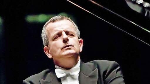 Klangzauberer: Michael Korstick am Steinway-Flügel im HUK-Foyer.  Foto: Jochen Berger