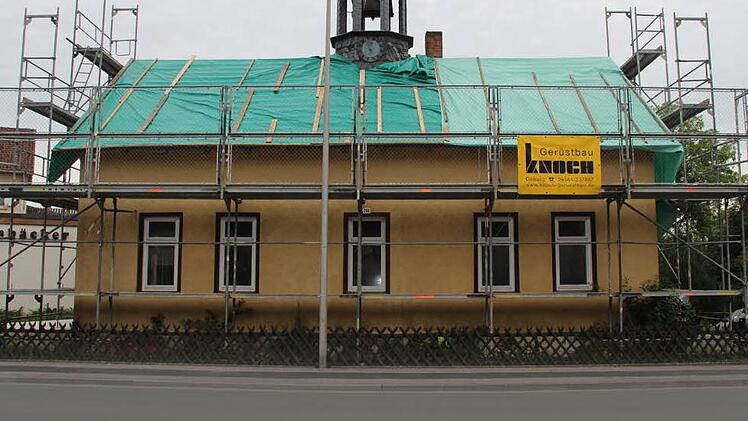 Noch steht der Glockenturm auf der alten Schule. In der nächsten Woche wird er abgebaut. Fotos: Helke Renner (2), Klaus Wöhner