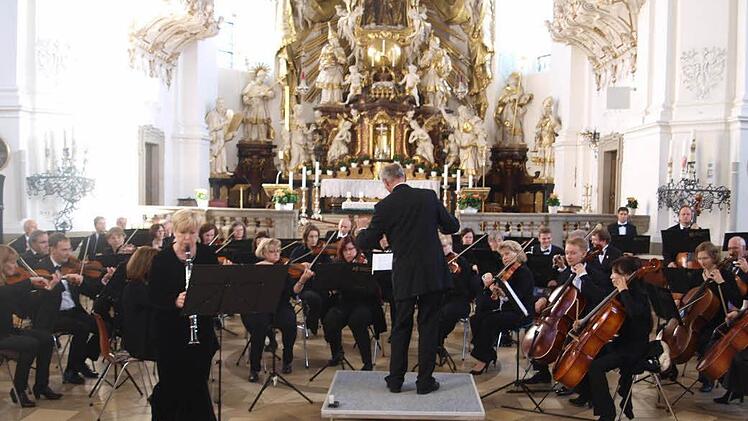 Das Chemnitzer Orchester mit Solistin Uta Kremtz und Dirigent Andreas Grohmann in der basilika Gößweinstein Foto: Thomas Weichert