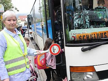 Seit elf Jahren im Dienst der Kindersicherheit: Rosa Pugachev an ihrem Arbeitsplatz vor der Lucas-Cranach-Schule. Foto: Andreas Schmitt
