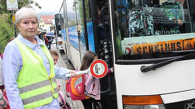 Seit elf Jahren im Dienst der Kindersicherheit: Rosa Pugachev an ihrem Arbeitsplatz vor der Lucas-Cranach-Schule. Foto: Andreas Schmitt