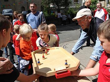 Magnetismus lässt die Fußballspieler wie von Geisterhand über den Platz schweben. Foto: Gerda Völk