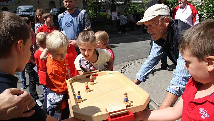 Magnetismus lässt die Fußballspieler wie von Geisterhand über den Platz schweben. Foto: Gerda Völk