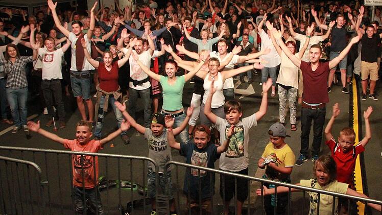 "Radspitz" macht "den Isländer", und das begeisterte Publikum macht mit. Foto: Matthias Einwag