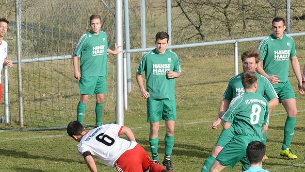 Einer gegen f&uuml;nf: Zwar hebt hier Rannungens Andreas Berninger (links) zum Kopfball ab, doch der Ball ist weit und breit (noch) nicht zu sehen, daf&uuml;r f&uuml;nf Untererthaler Gegner. Foto: ssp