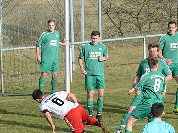 Einer gegen f&uuml;nf: Zwar hebt hier Rannungens Andreas Berninger (links) zum Kopfball ab, doch der Ball ist weit und breit (noch) nicht zu sehen, daf&uuml;r f&uuml;nf Untererthaler Gegner. Foto: ssp