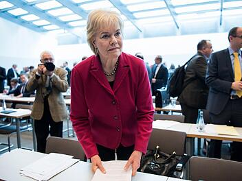 Erika Steinbach vor einer Fraktionssitzung der Unionsfraktion im Deutschen Bundestag. Steinbach tritt aus der CDU aus. Foto: Bernd von Jutrzenka, dpa