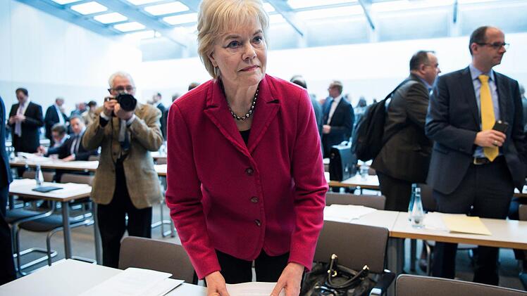 Erika Steinbach vor einer Fraktionssitzung der Unionsfraktion im Deutschen Bundestag. Steinbach tritt aus der CDU aus. Foto: Bernd von Jutrzenka, dpa