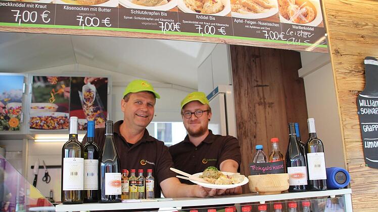 Lukas Staffler und Mitarbeiter Robin Geiger sind die "Kn&ouml;delk&ouml;nige". Foto: Cindy D&ouml;tschel