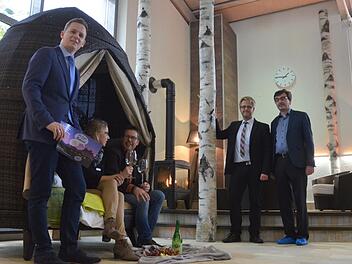 Im neuen Badebereich, dem Baumwipfelpfad, können Gäste beim Hotel-Entdecker-Wochenende in der Therme Natur übernachten (von links): Bürgermeister Tobias Ehrlicher, Stine Michel, Stefan Hinterleitner, Tobias Gruber und Markus Hoßfeld. Foto: Rainer Lutz