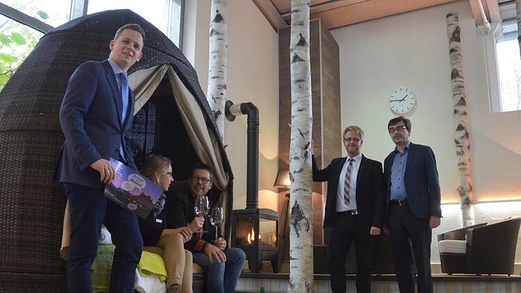 Im neuen Badebereich, dem Baumwipfelpfad, können Gäste beim Hotel-Entdecker-Wochenende in der Therme Natur übernachten (von links): Bürgermeister Tobias Ehrlicher, Stine Michel, Stefan Hinterleitner, Tobias Gruber und Markus Hoßfeld. Foto: Rainer Lutz