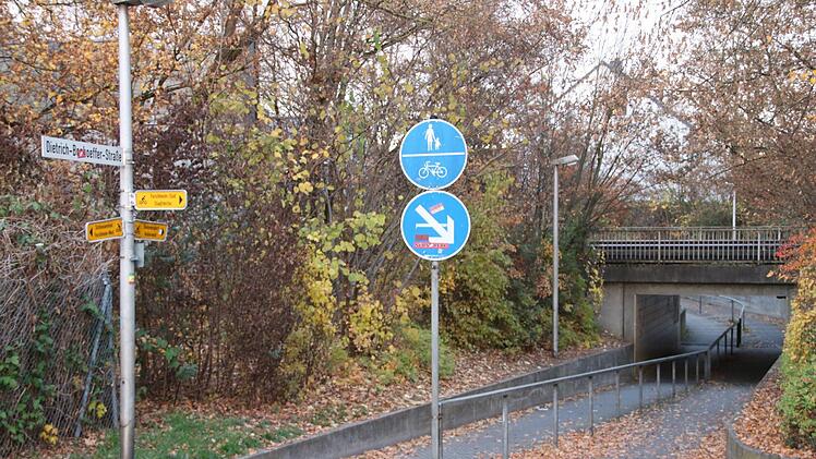 Polizeibeamte suchten den Bereich zwischen der Dietrich-Bonhoeffer-Unterführung und dem neuen Forchheimer Friedhof gründlich ab. Foto: Ronald Heck/Archiv