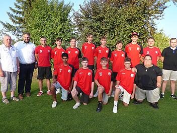 Ehrenamtspreisträger Edmund Mauser (links), neben ihm Bürgermeister Marco Friepes, vorne rechts CSU-Ortsverbands-Vorsitzender Patrick Friepes.