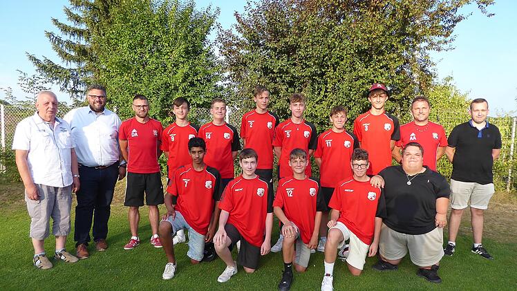 Ehrenamtspreisträger Edmund Mauser (links), neben ihm Bürgermeister Marco Friepes, vorne rechts CSU-Ortsverbands-Vorsitzender Patrick Friepes.