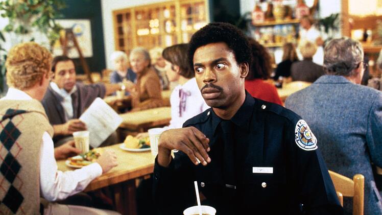 Mit den erstaunlichen Ger&auml;uschen, die er mit seiner Stimme imitieren konnte, verbl&uuml;ffte Michael Winslow als Officer Larvelle Jones in allen sieben Police-Academy-Filmen.