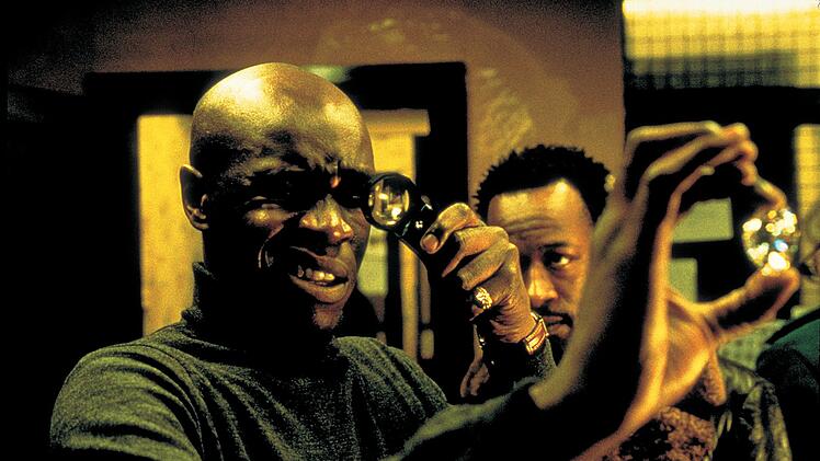 Die vertrottelten M&ouml;chtegern-Gangster Sol (Lennie James) und Vincent (Robbie Gee, links) werfen einen Blick auf ihre Beute.