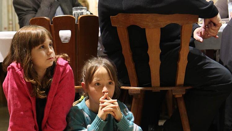 Alte Hasen und junges Gemüse verfolgen das Geschehen...